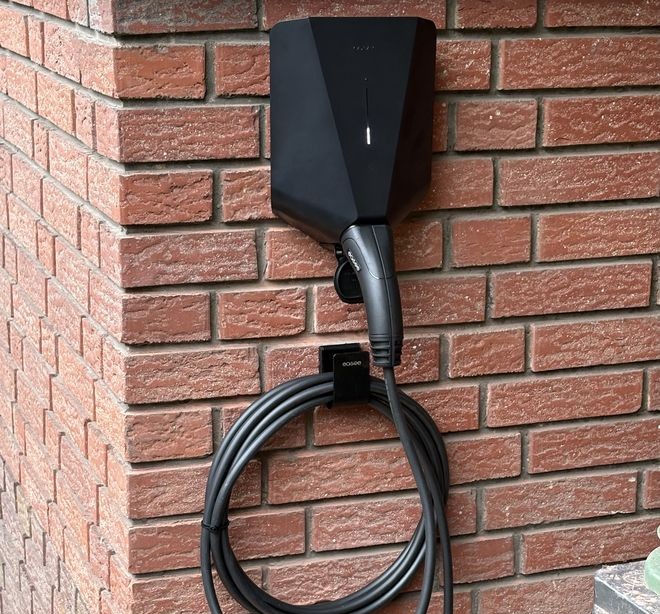 Door ElektroKlik geïnstalleerde Easee-laadpaal op een buitenmuur