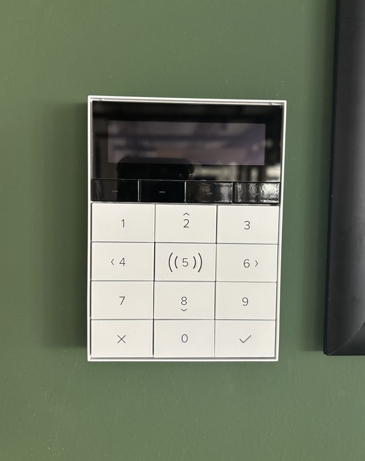 Alarmsysteem met bediendeel geïnstalleerd